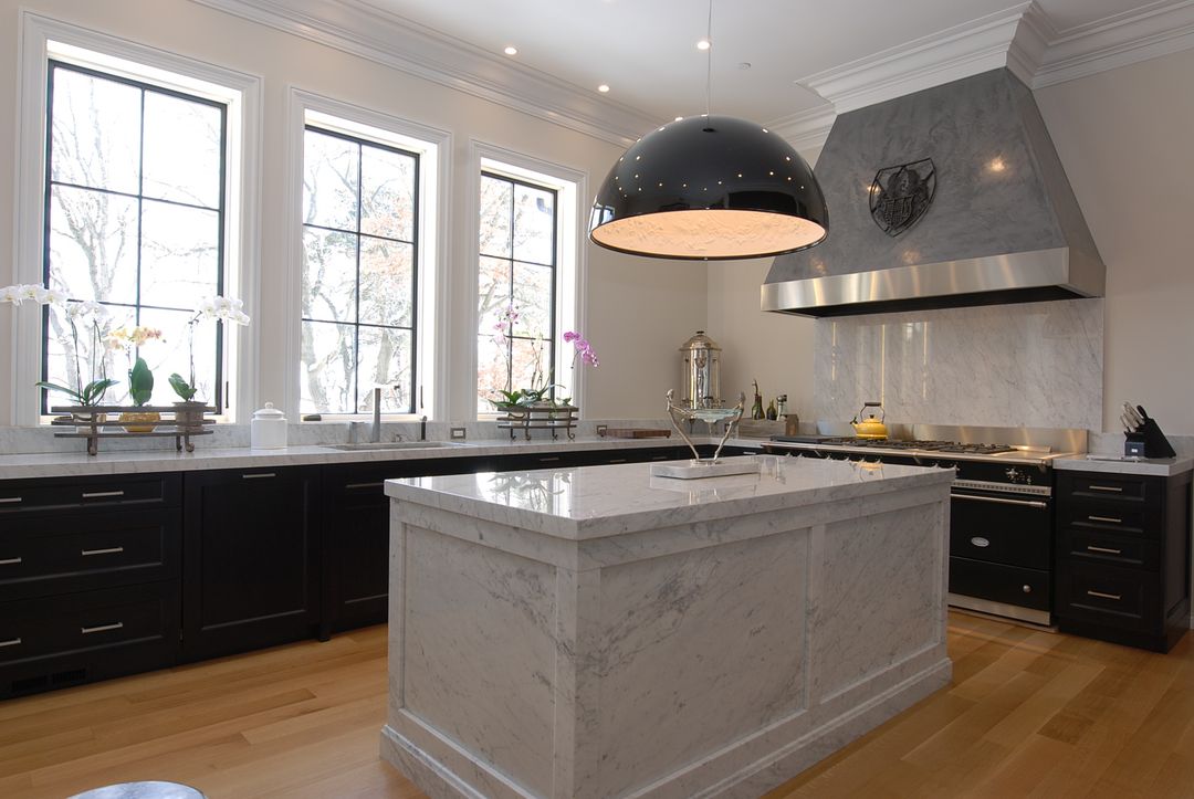 Kitchen island with marble wainscot - Barrington Hills kitchen design by Kelly Thayer
