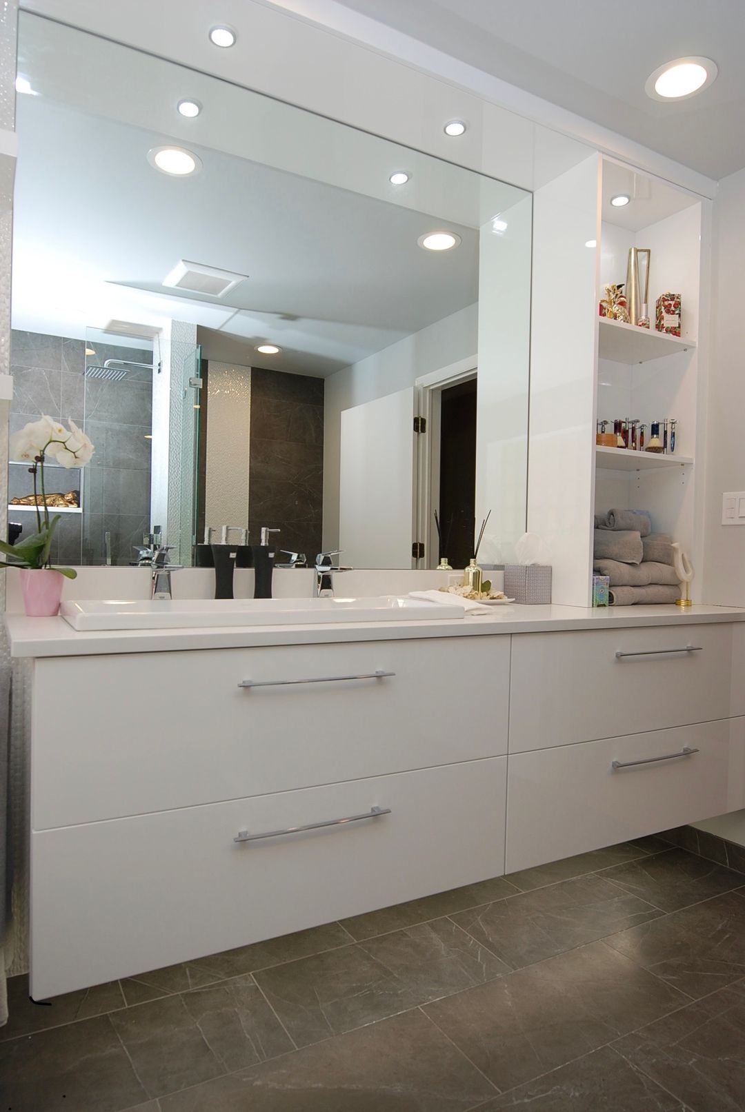 North Shore bathroom with floating high-gloss white double vanity and open shelving – Kelly Thayer Design
